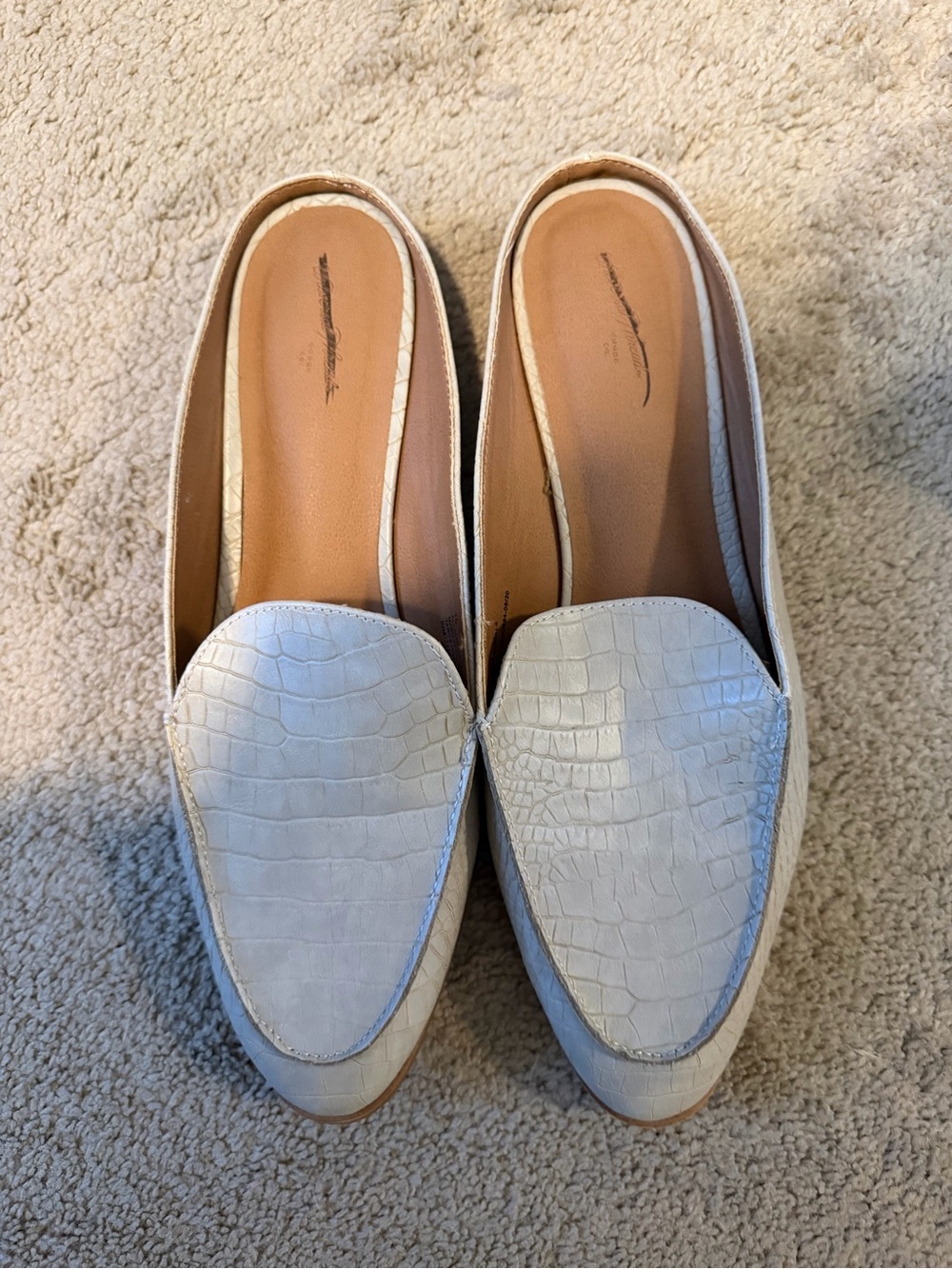 Universal Thread Cream Croc-Embossed Slip-On Loafers